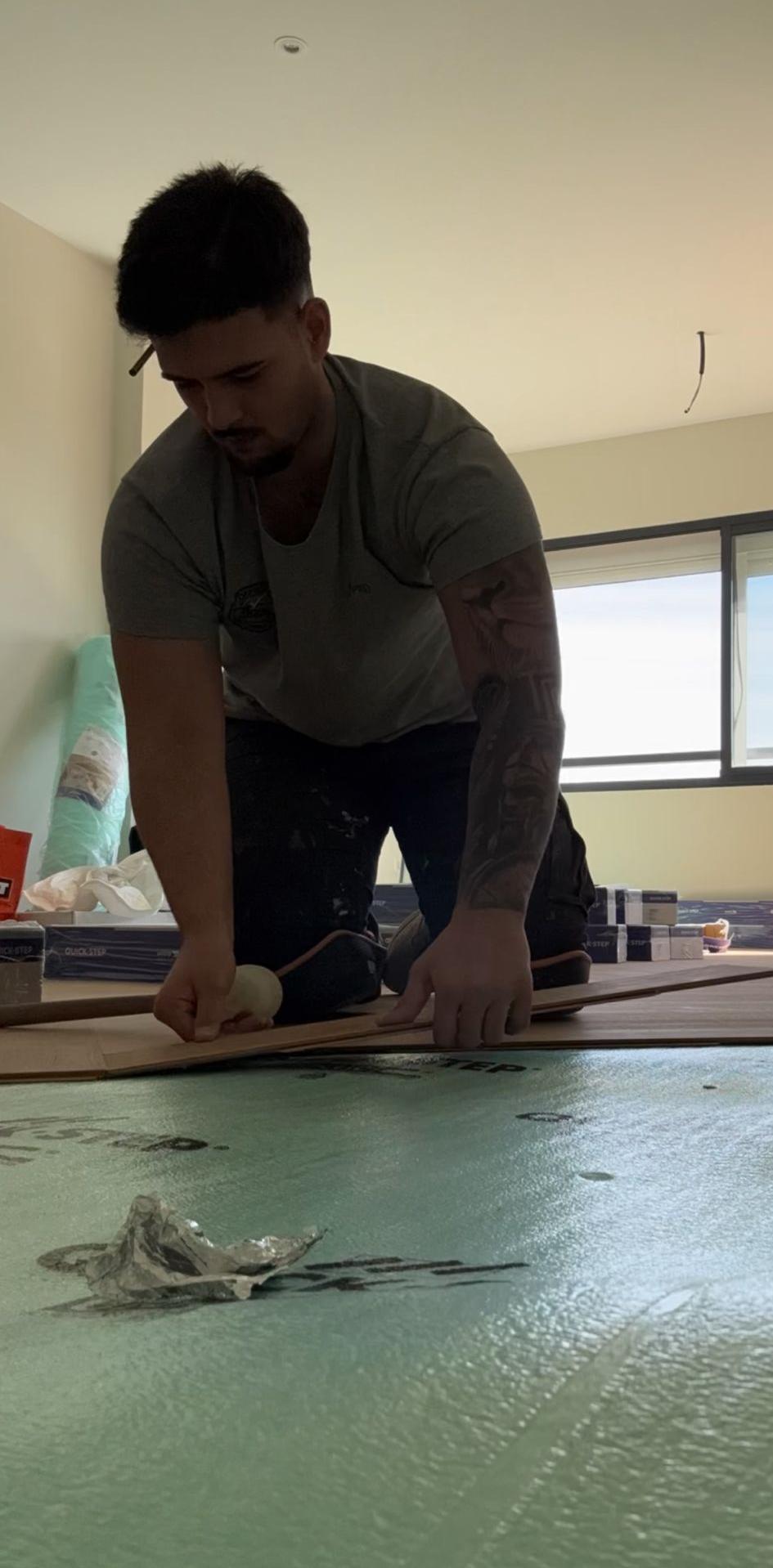 Raúl Díaz instalando parquet